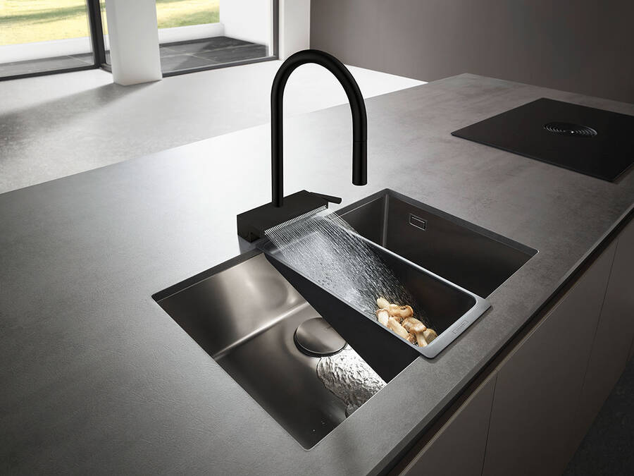 Aquno Select M81 Einhebel-Küchenmischer in Mattschwarz.