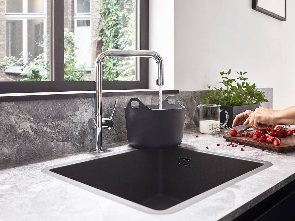 hansgrohe køkkenvask med højt komfortarmatur.