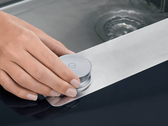 Sistema de control independiente de un mezclador de cocina en el borde del fregadero.