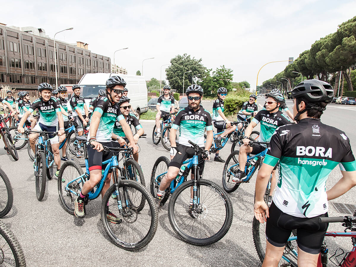 hansgrohe Kunden im Team-Trikot BORA-hansgrohe.