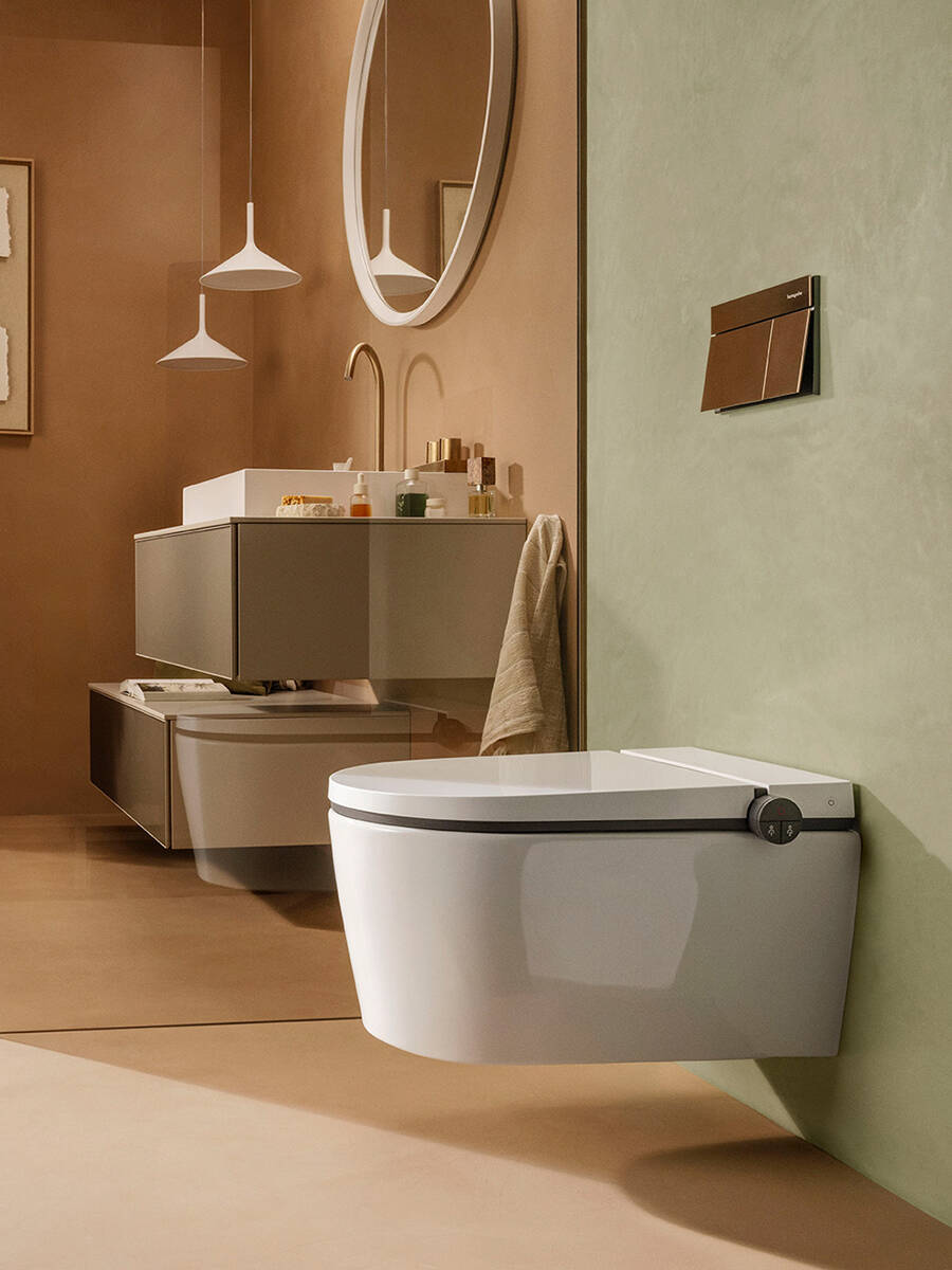 Ansprechender Toilettenbereich mit hansgrohe Produkten. 