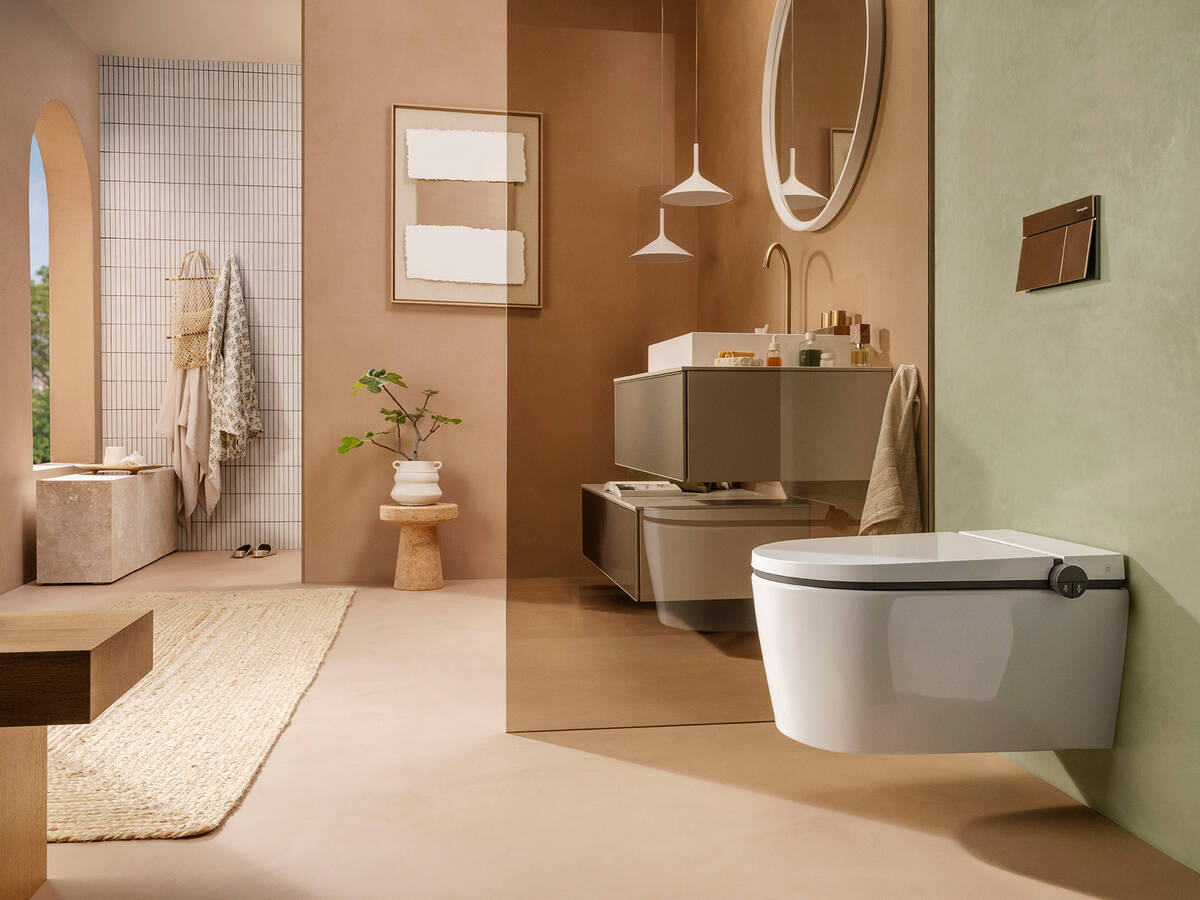 Toaleta s integrovanou sprchou od hansgrohe v luxusnej kúpeľni.