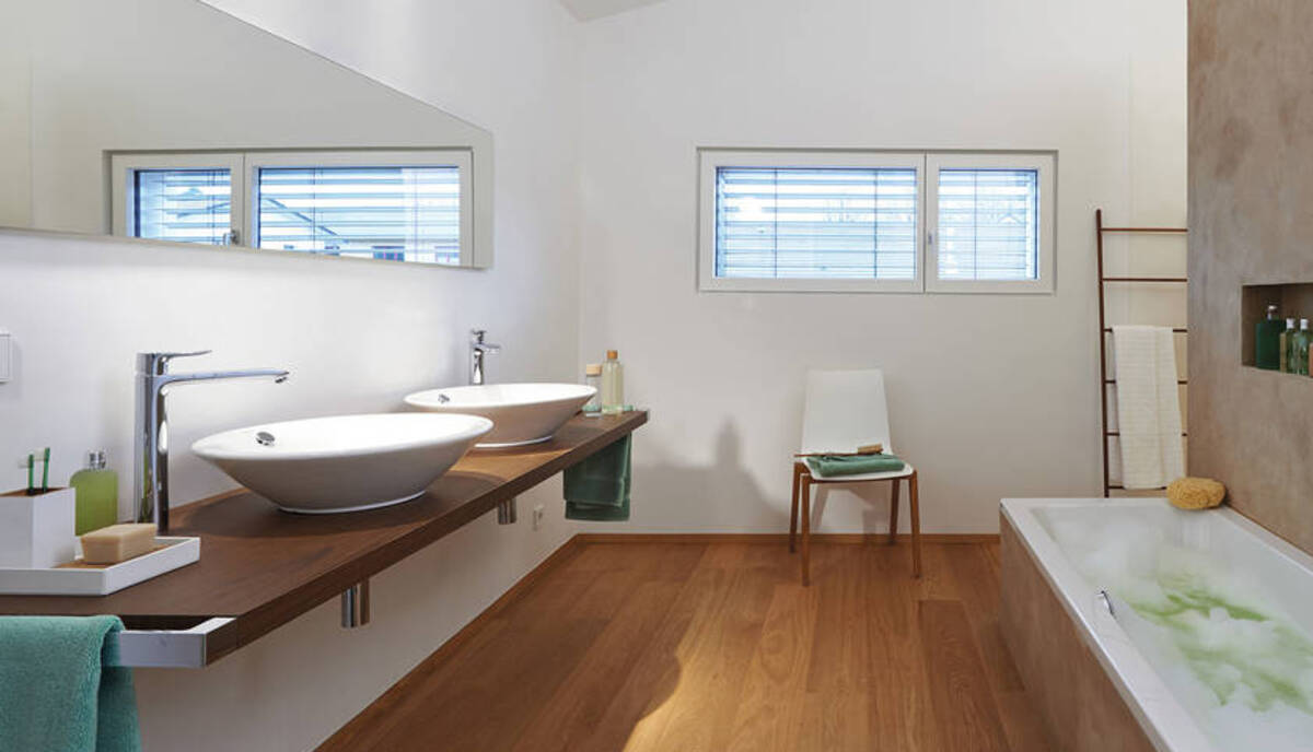 Lavabo de salle de bain devant une fenêtre