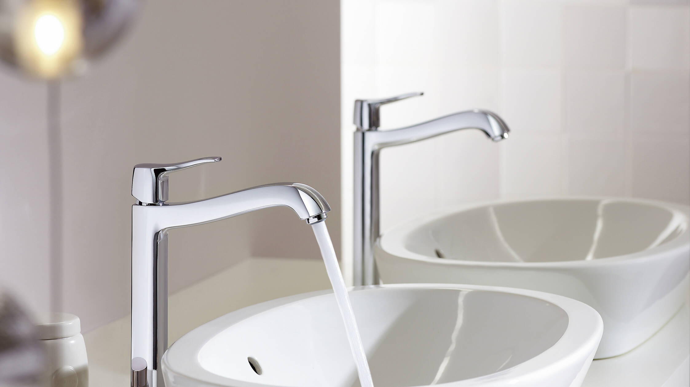 A klasszikus berendezési stílus fénypontjai a csillogó króm csaptelepek. A fehér, kerek felhelyezett mosdókagyló tökéletesen harmonizál a karcsú mosdócsaptelep letisztult vonalaival.