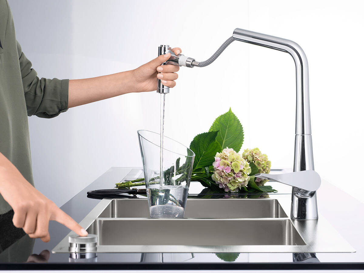 Trabajo más fácil en la cocina gracias al control del agua separado con Select. Trabajo más fácil en la cocina gracias al control del agua separado con Select.