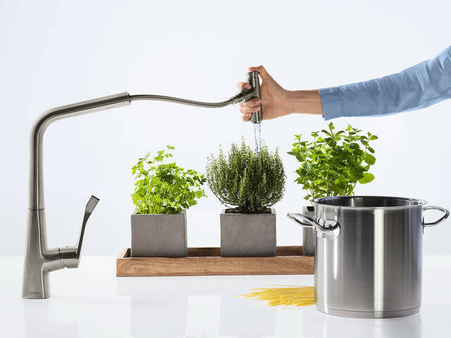Trabajo más sencillo en la cocina con Select: agua con solo pulsar un botón. Trabajo más sencillo en la cocina con Select: agua con solo pulsar un botón.