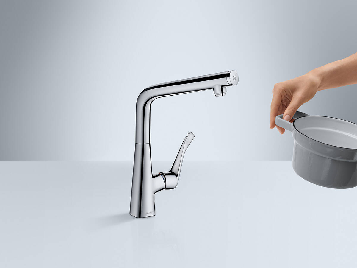 Abrir y cerrar el grifo en la cocina es sencillísimo. Abrir y cerrar el grifo en la cocina es sencillísimo.