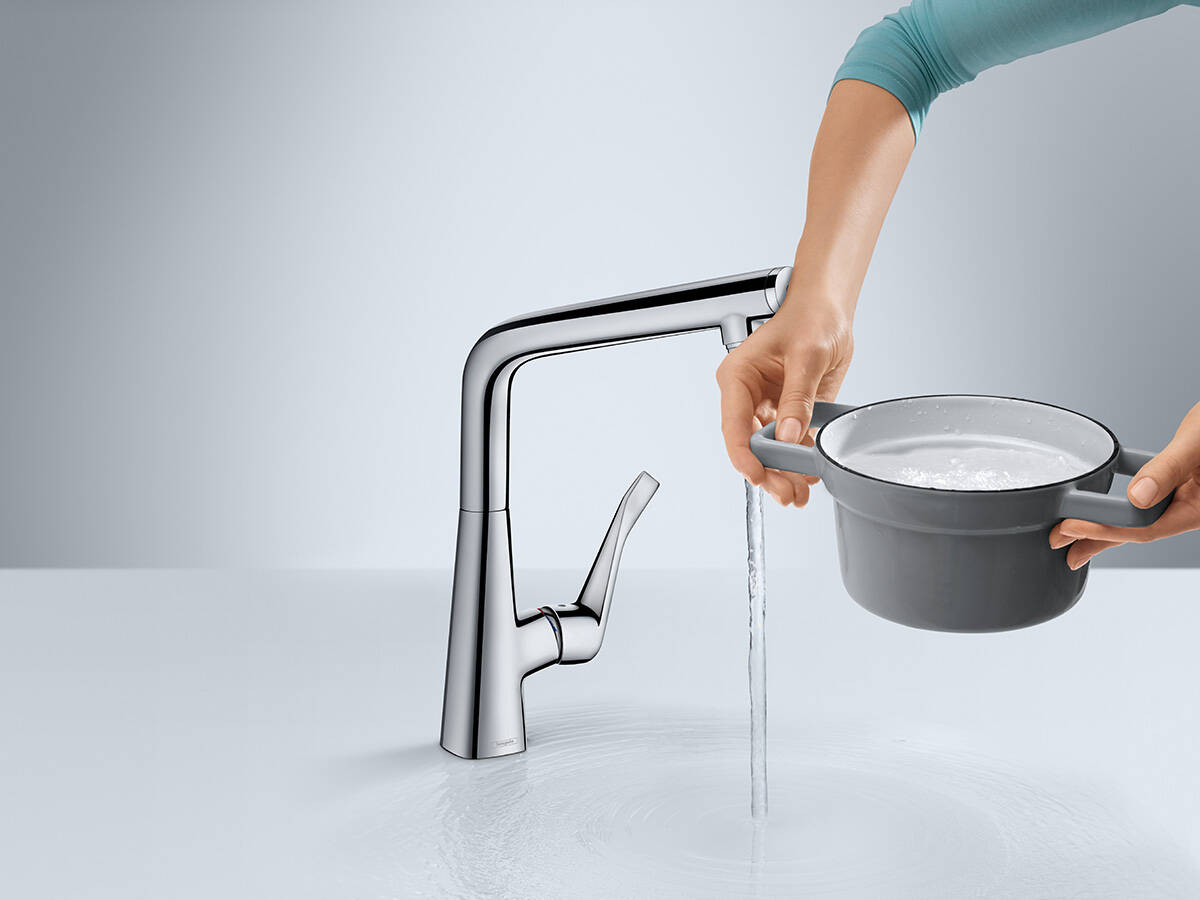 Cerrar el agua en el mezclador de cocina con solo pulsar un botón. Cerrar el agua en el mezclador de cocina con solo pulsar un botón.