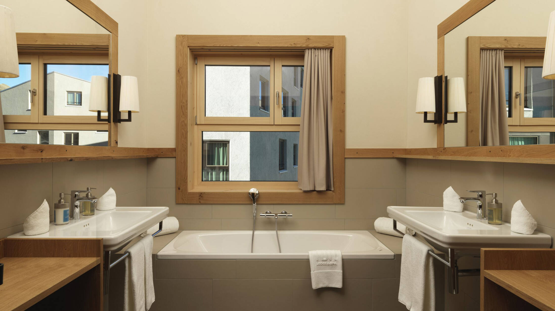 Уютная ванная в теплых деревянных тонах.