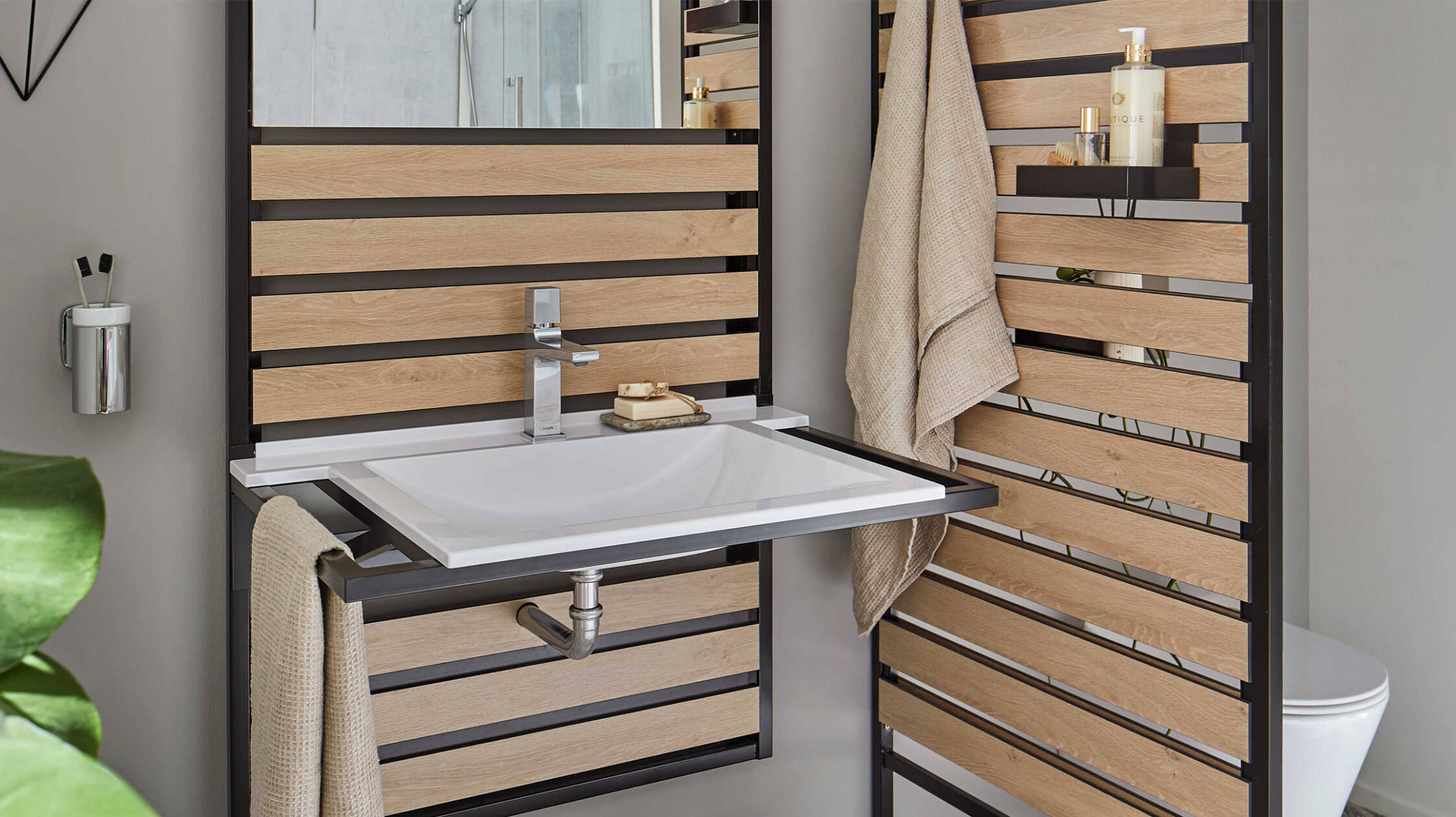 Petite salle de bains agréable à vivre avec panneaux de bois.