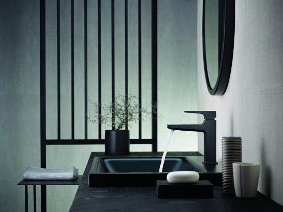 Überzeugendes Understatement: Klare Formen, dunkle Töne