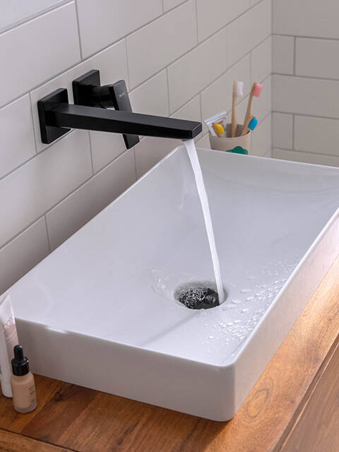 https://assets.hansgrohe.com/celum/web/metropol-basin-mixer-wall-mounted_matt-black_part-ambiance_900x1200.jpg?format=HBW41