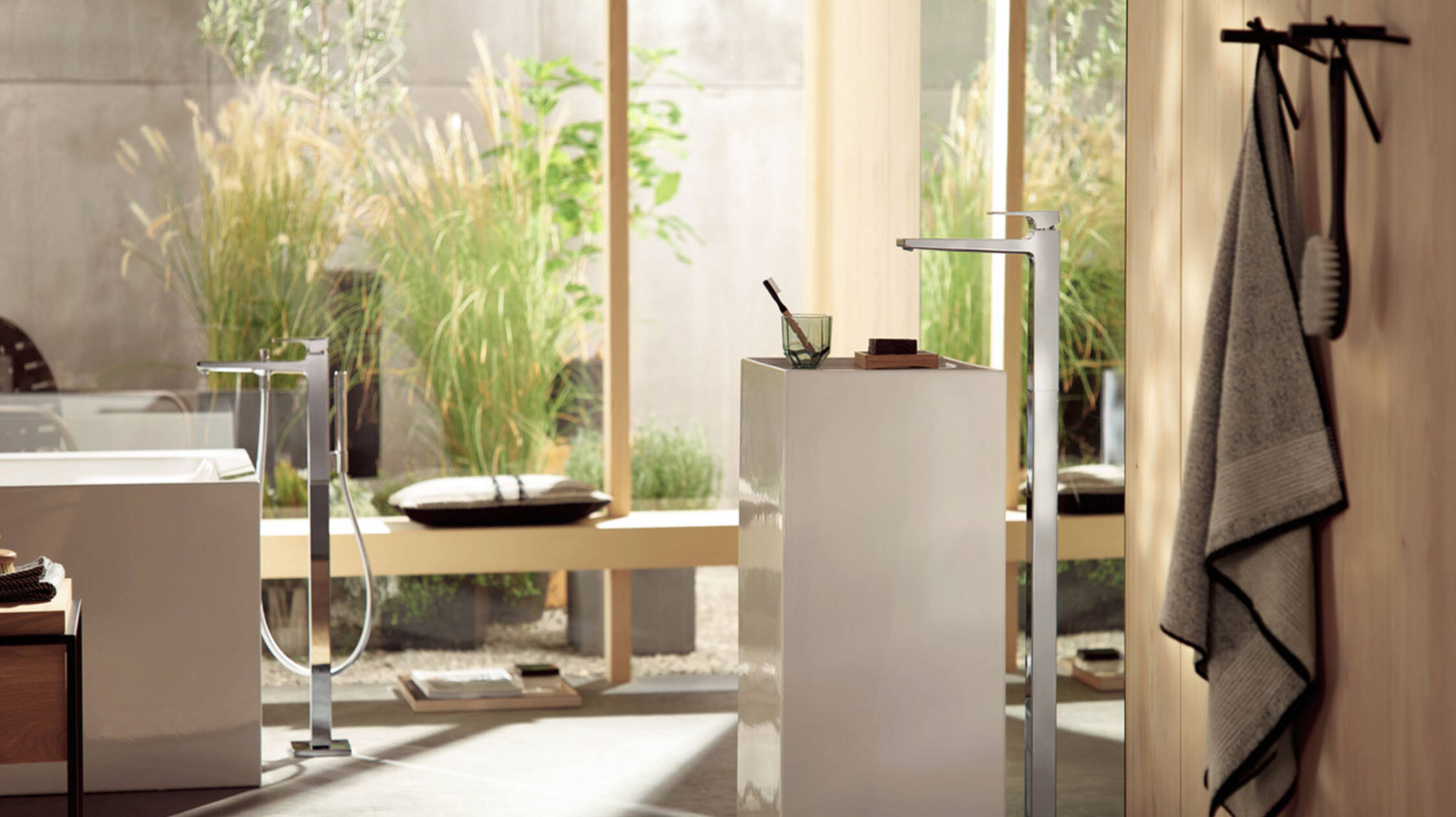 Mediteranski šarm s miješalicama koje stoje na podu.