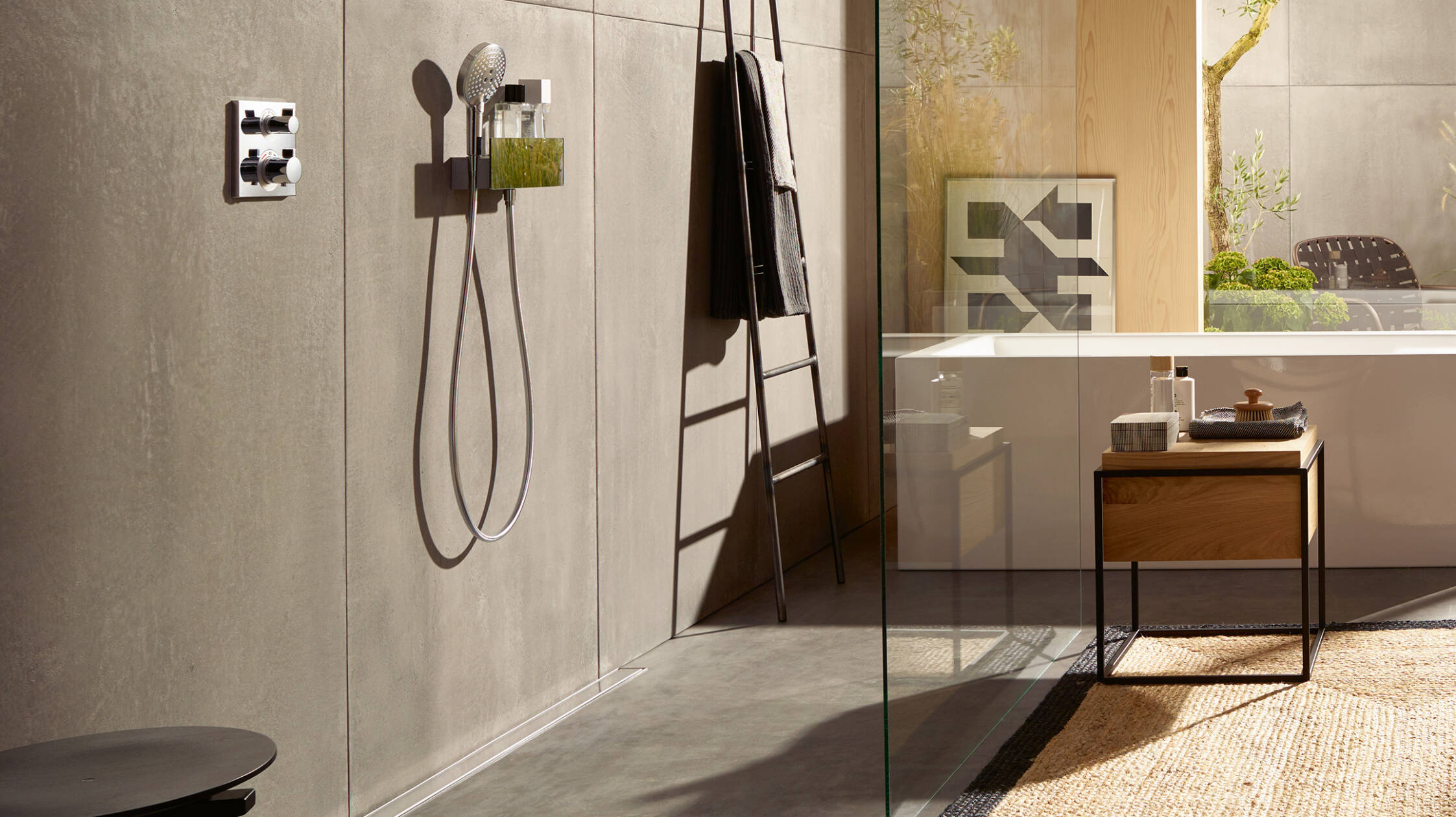 Tendencia de baño: alfombra de sisal delante de la bañera.