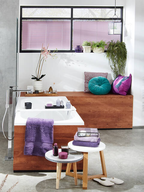 Eckige Badewanne mit freistehendem Wannenmischer.