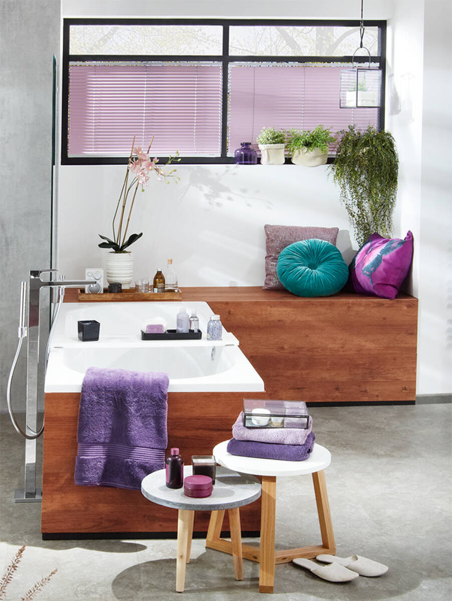 Eckige Badewanne mit freistehendem Wannenmischer.