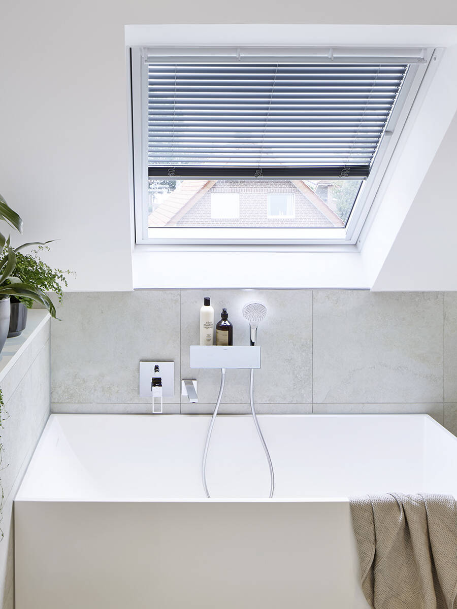 Moderne Badarmaturen im Bad mit Pflanzen.