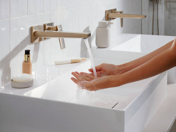 Waschbecken mit Brushed-Bronze-Armaturen.