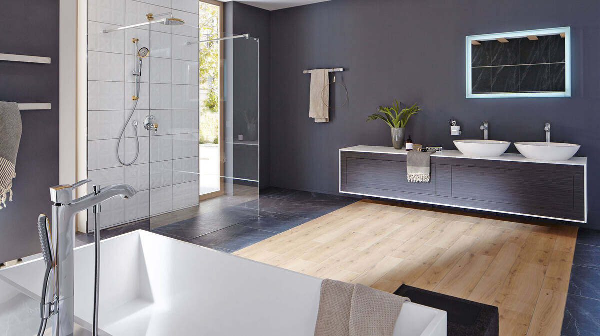 Großes Badezimmer kontrastreich gestalten  hansgrohe DE