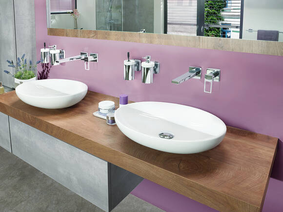 Geometrische Armaturen am Waschbecken.