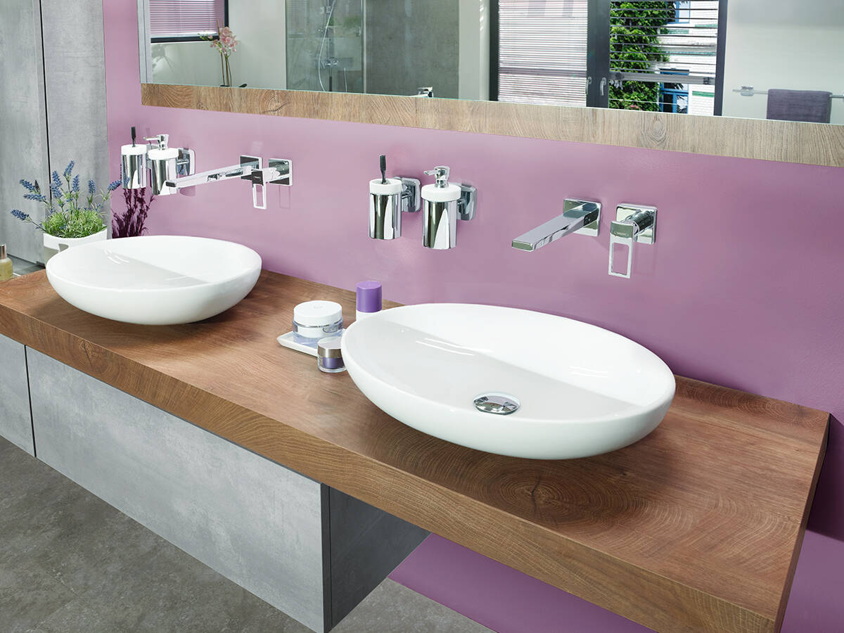 Geometrische Armaturen am Waschbecken.