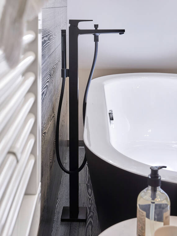 Bodenstehende Designarmatur Metropol in Mattschwarz.