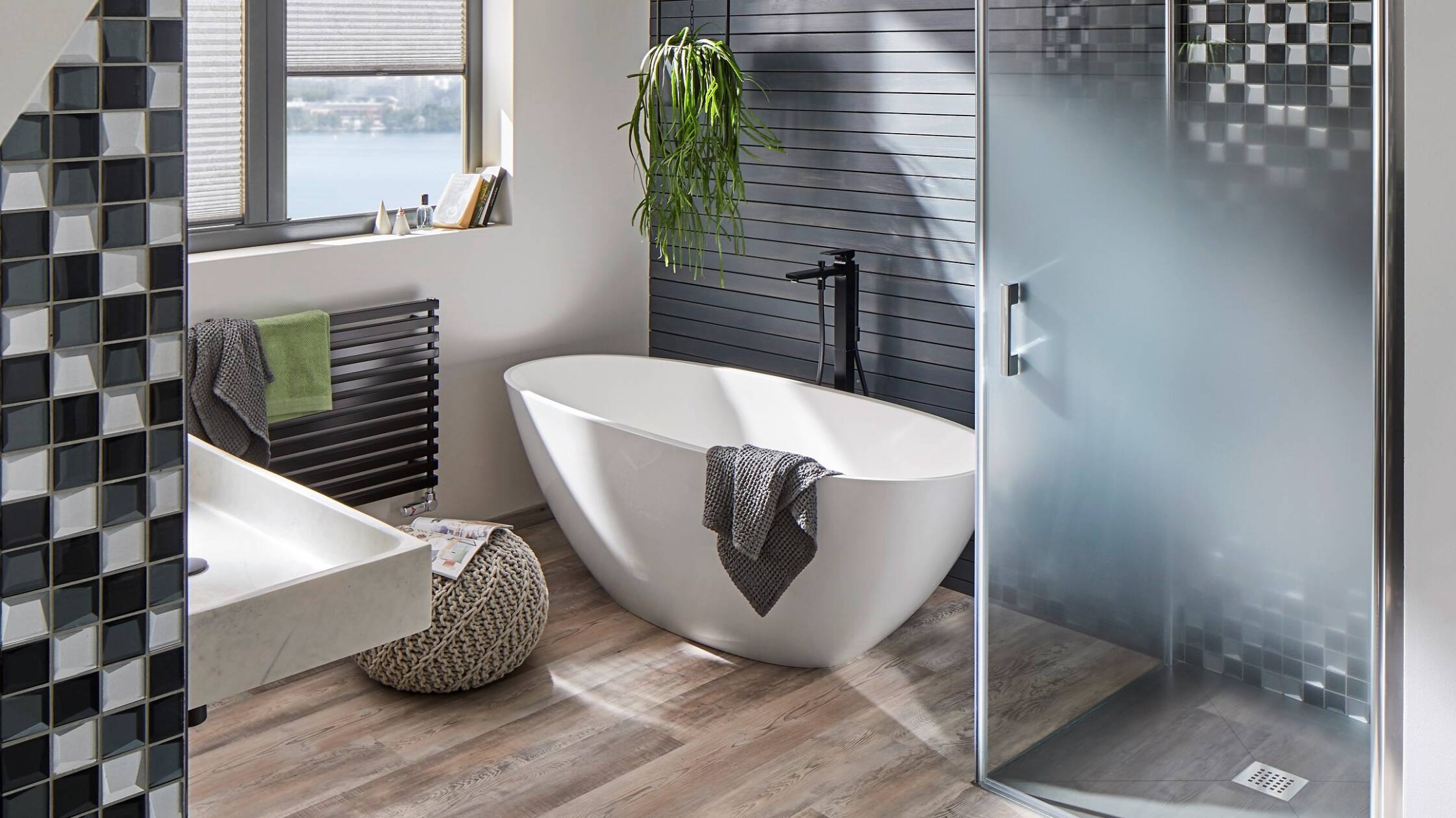 Styl Ying i Yang oraz matowa czerń w strefie wanny.