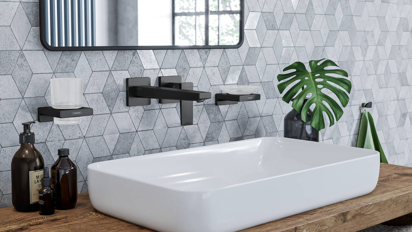 hansgrohe Badezimmer mit glänzend schwarzen Armaturen.