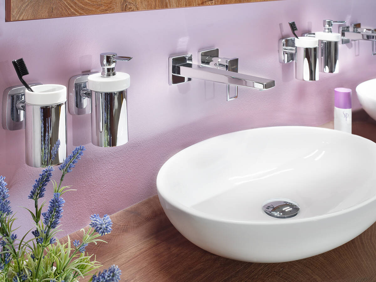 Ovale Waschschüssel mit markanten Armaturen.