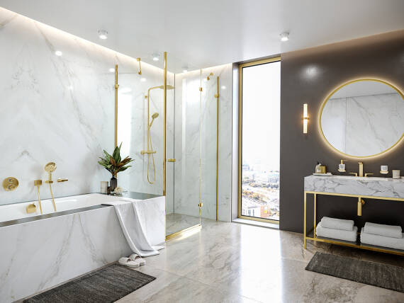 hansgrohe Traumbad mit goldfarbenen Armaturen.