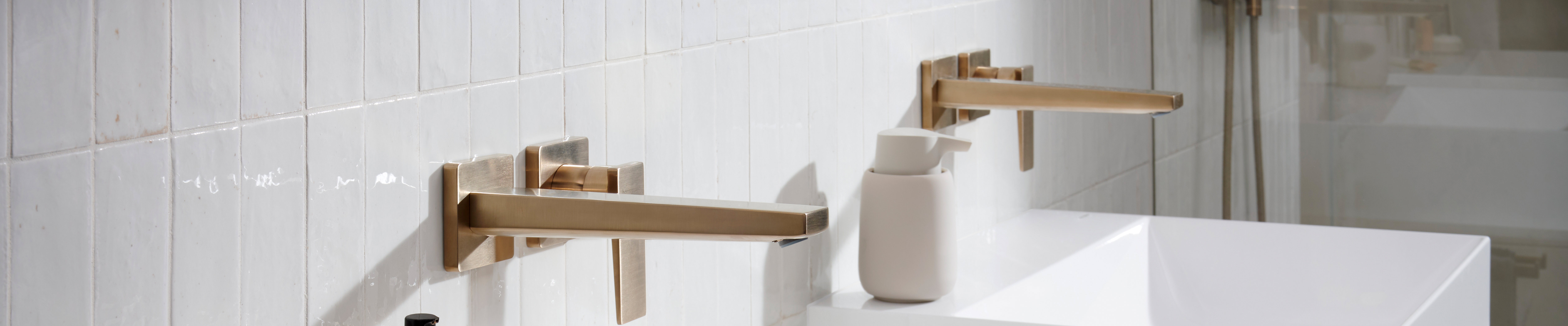 Geometrische Metropol designmengkraan tegen de wand.