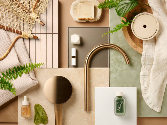 Moodboard de carrelages beiges, douchette à main et mitigeur hansgrohe en bronze brossé et textiles aux couleurs chaudes.