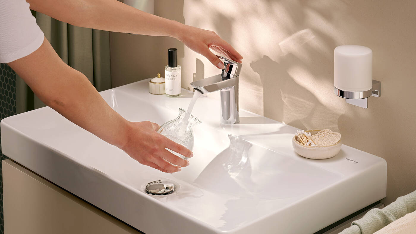 Neovis Q with ComfortZone filling a glass with water.