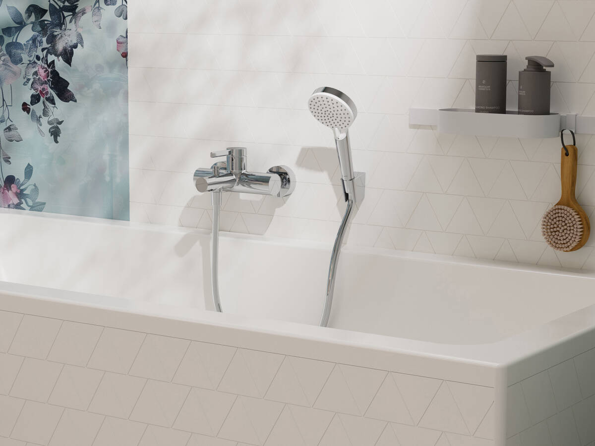 Teleducha y grifería de bañera Zesis.