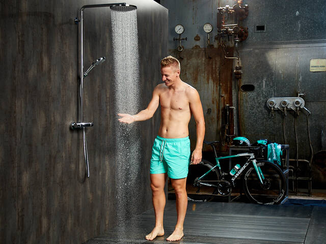 Radprofi Pascal Ackermann duscht mit PowderRain.