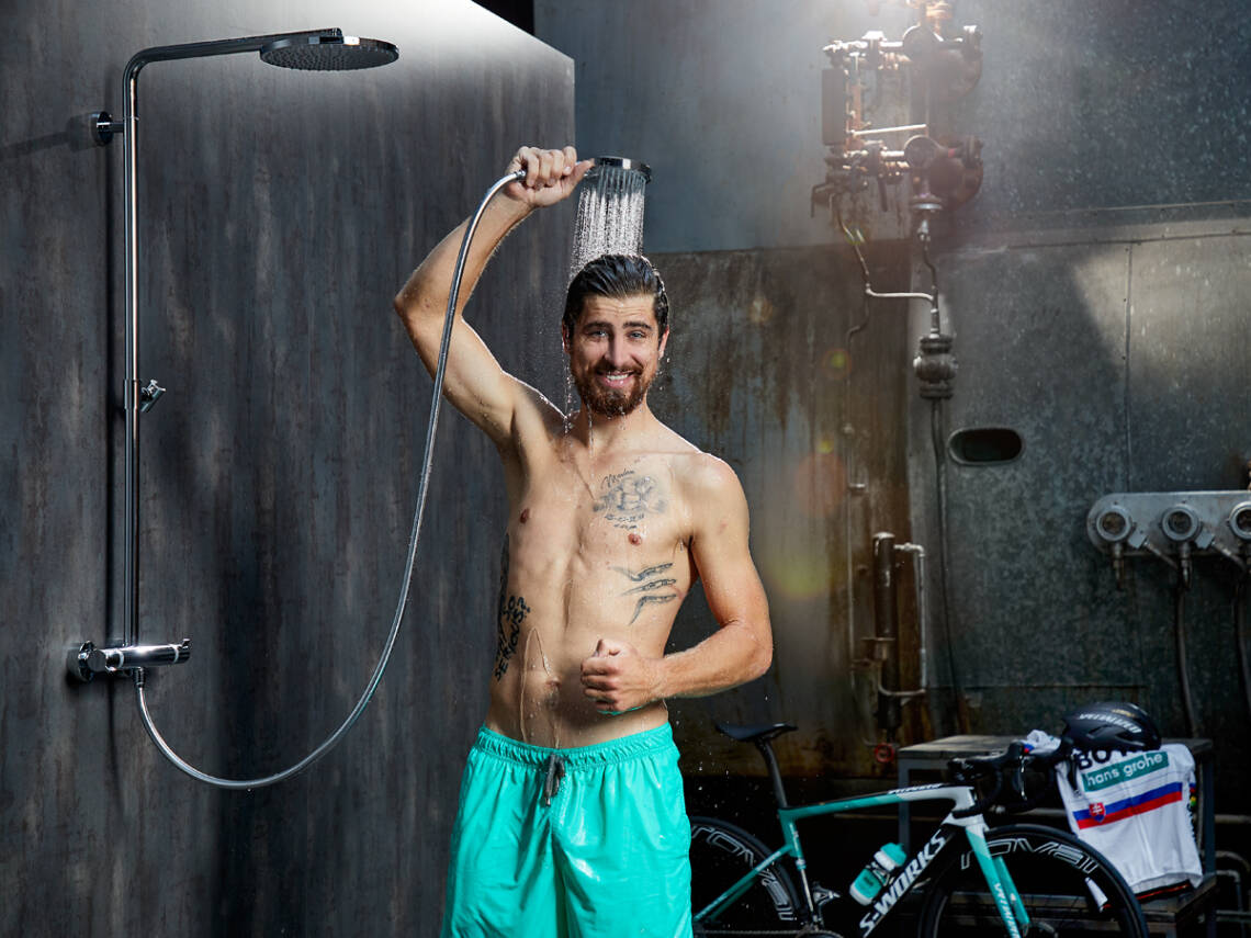 Peter Sagan dusjer med hansgrohe hånddusj. Peter Sagan dusjer med hansgrohe hånddusj.