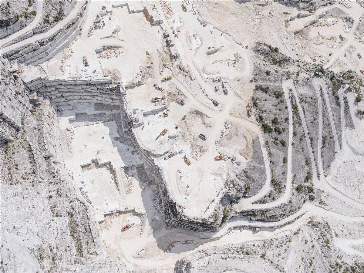 Czarny i biały marmur w łazience: tutaj przedstawiamy proces produkcyjny.