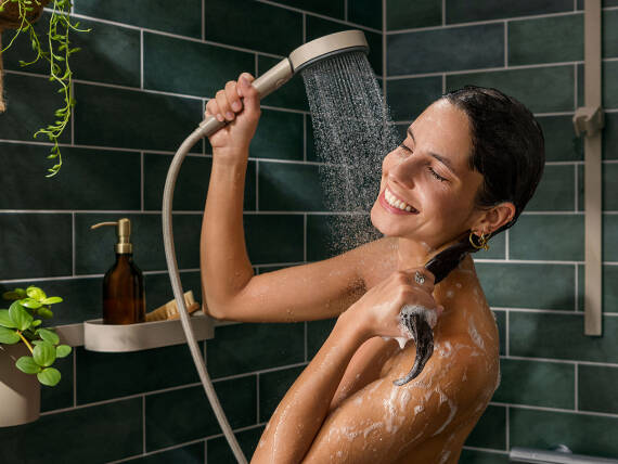 Frau duscht mit Produkten der Planet Edition.