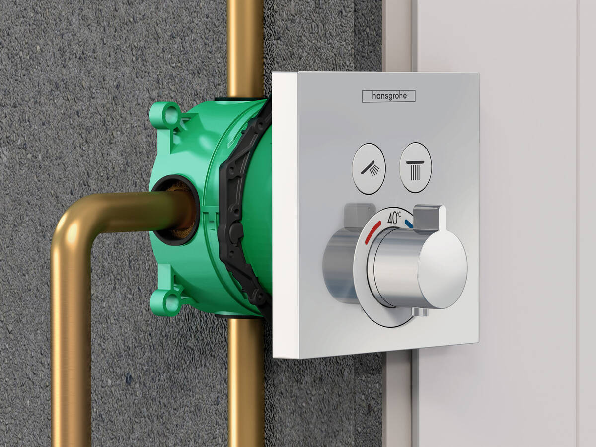 Man holding iBox universal in his hands.