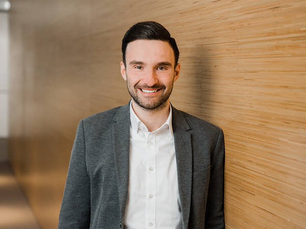 Porträtfoto Marcel Mei, Produktmanager Küche.