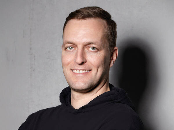 Portraitbild von Tobias Hollerbach, Interior Designer bei hansgrohe.