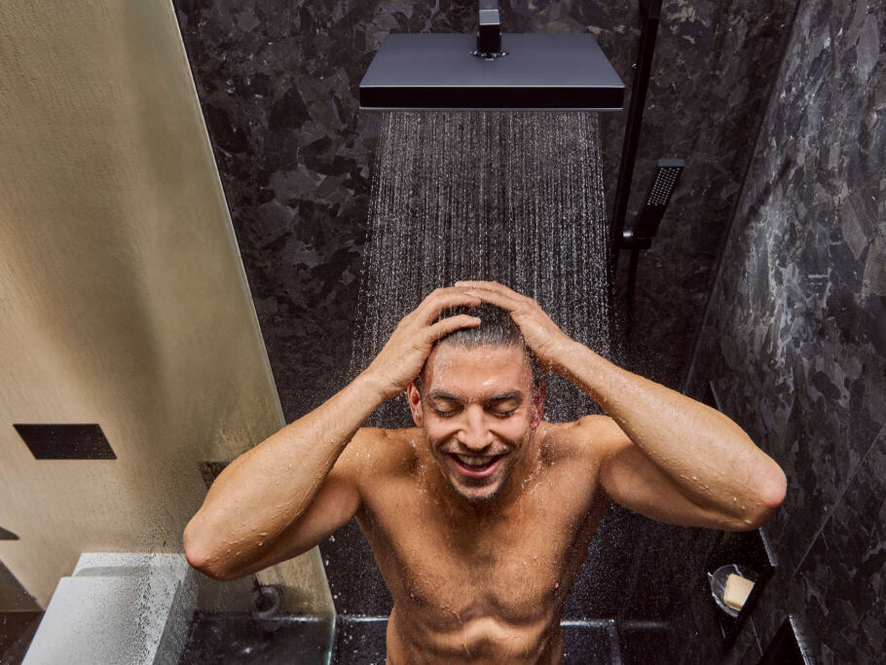 Mann duscht mit hansgrohe Kopfbrause Pulsify E. Mann duscht mit hansgrohe Kopfbrause Pulsify E.