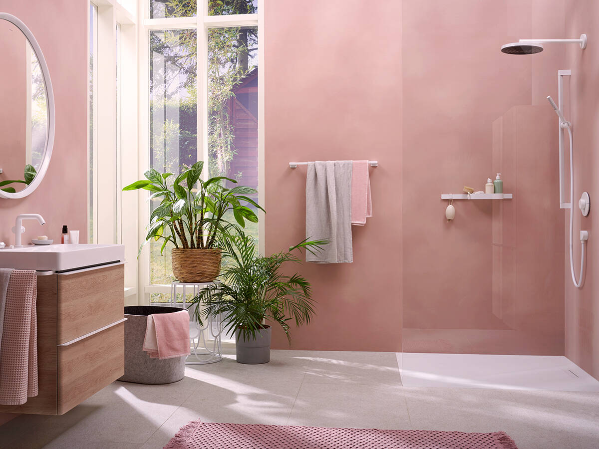 Unica shower rail in matt white interior.