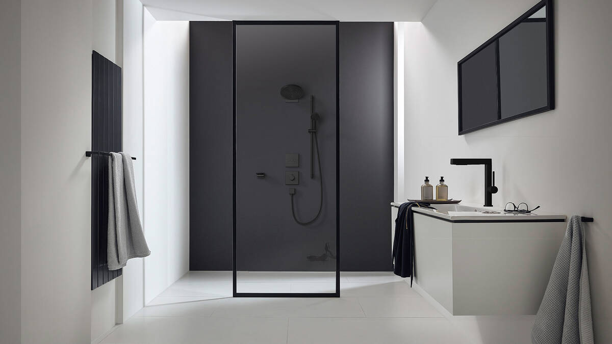 Selv glasvægge kan fungere som usædvanlige badeværelsesmøbler.