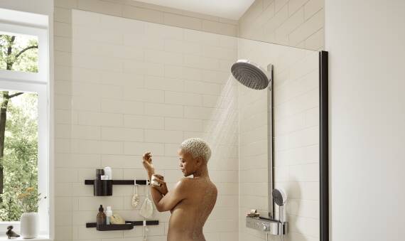 XXLパフォーマンス：目を閉じて、日々の疲れを洗い流してください。