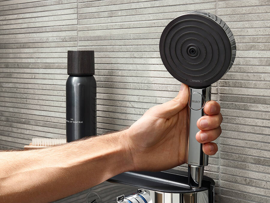 Zuhanyélmény a fürdőkádban