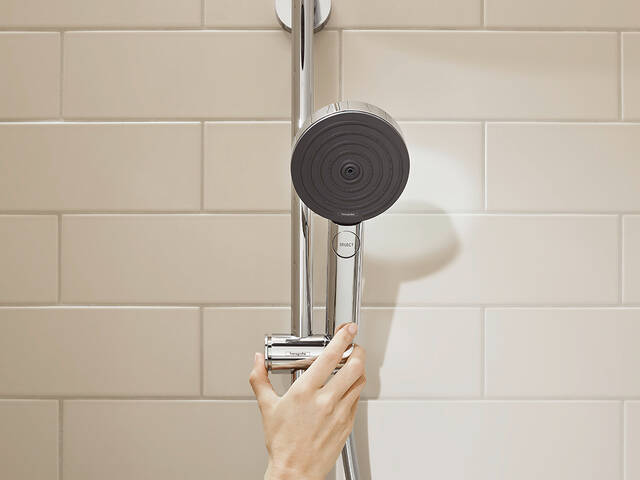 Convenient hansgrohe shower support with push function.
