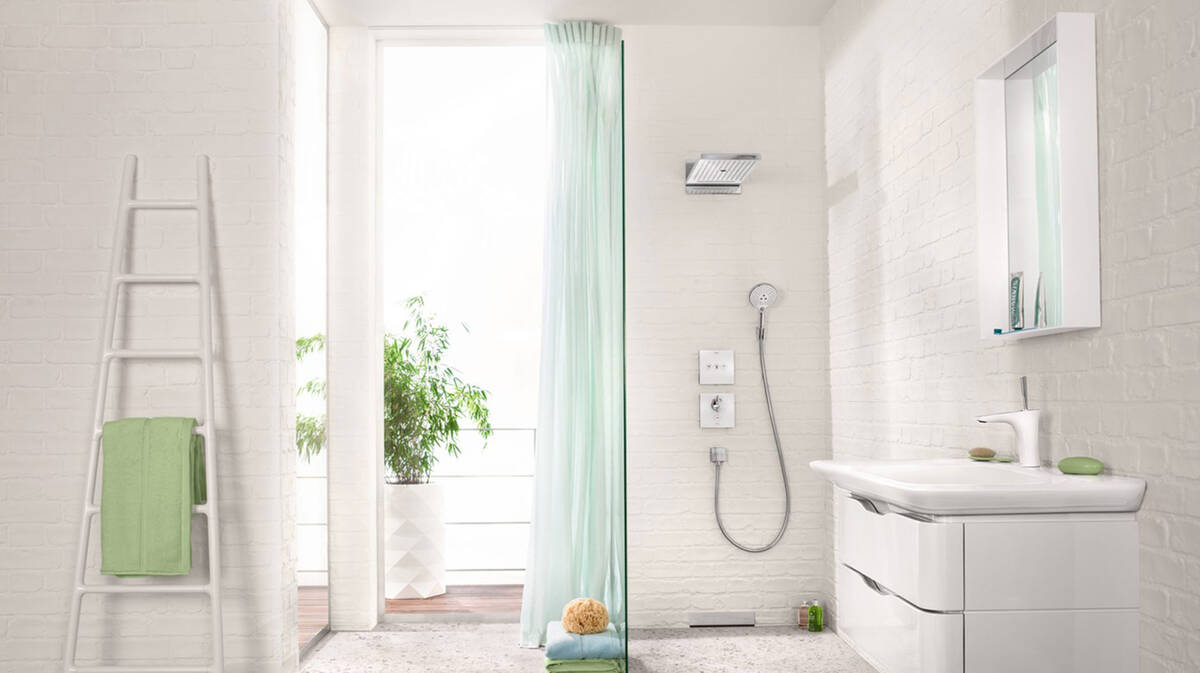 Baderom med hvit dusj og hvitt blandebatteri fra hansgrohe. Baderom med hvit dusj og hvitt blandebatteri fra hansgrohe.