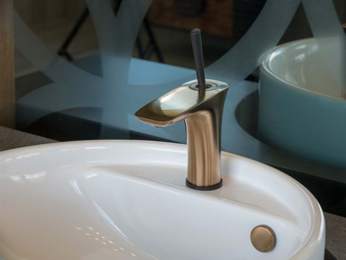 Avantgardistisches Badezimmer naturnah gestaltet | hansgrohe AT