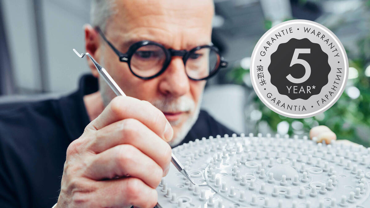 Mann mit Prototyp einer Kopfbrause. 